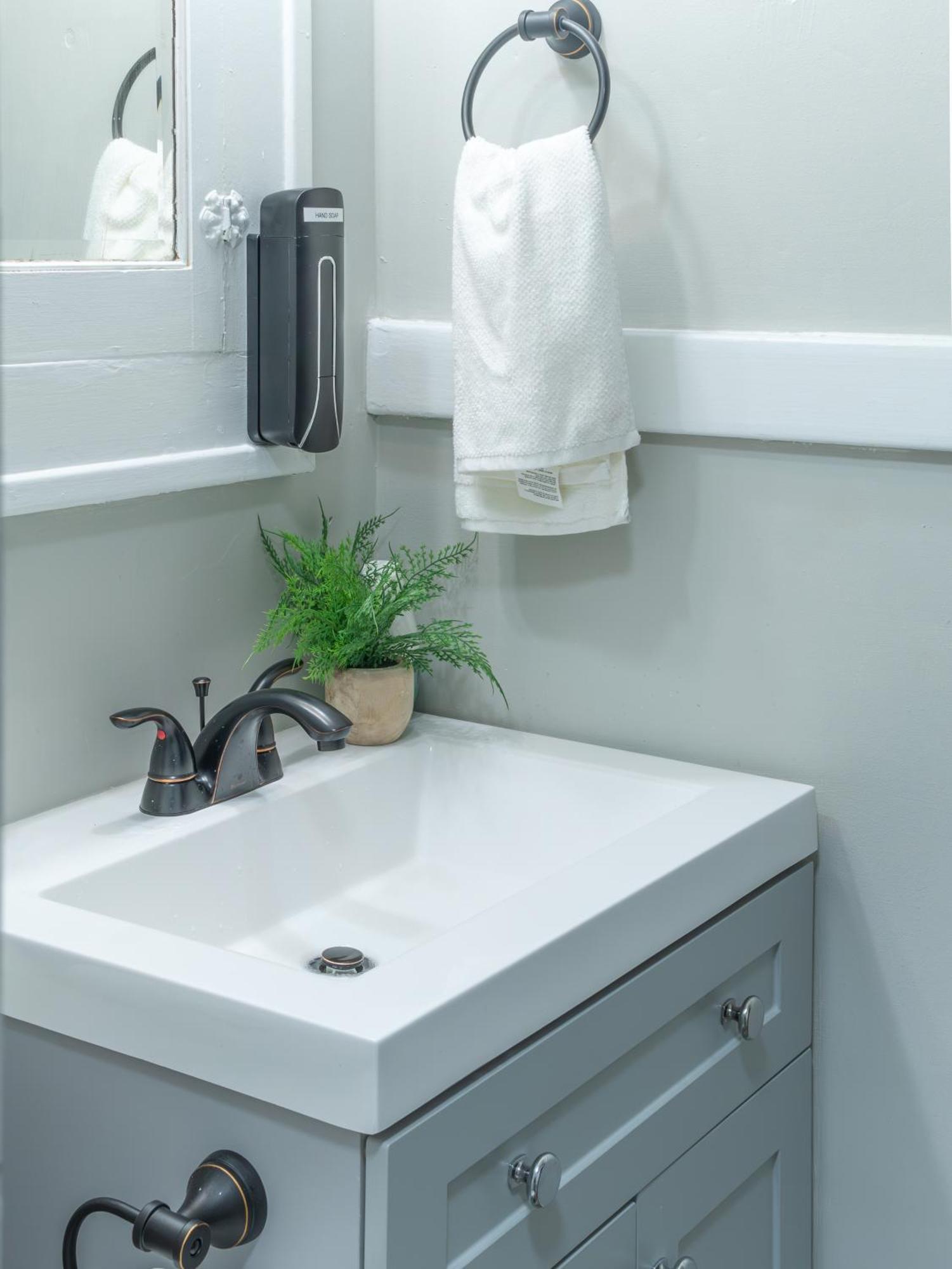 King Bed-Full Kitchen-Self Check-In-Parking-Uofr Villa Rochester Exterior photo